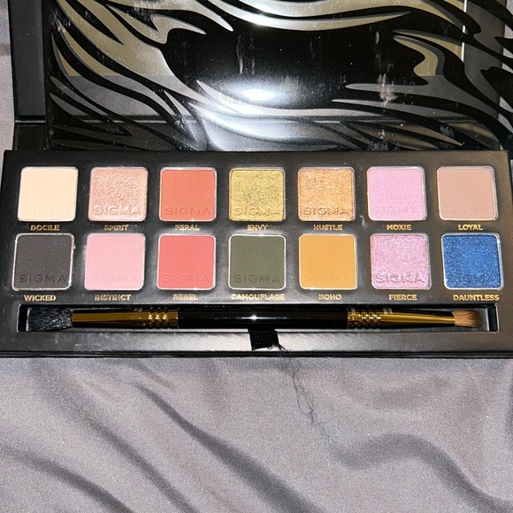 Sigma Untamed Eyeshadow Palette with Dual-Ended Brush - Picture 3 of 9